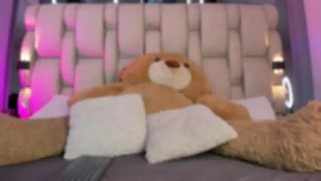 Snapshot of _LauraTaylor_ chatting on 10.25.25 LauraTaylor online show from 10.25.25