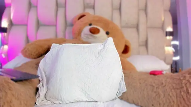 Snapshot of _LauraTaylor_ chatting on 10.28.25 LauraTaylor online show from 10.28.25