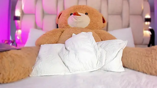 Snapshot of _LauraTaylor_ chatting on 10.29.25 LauraTaylor online show from 10.29.25