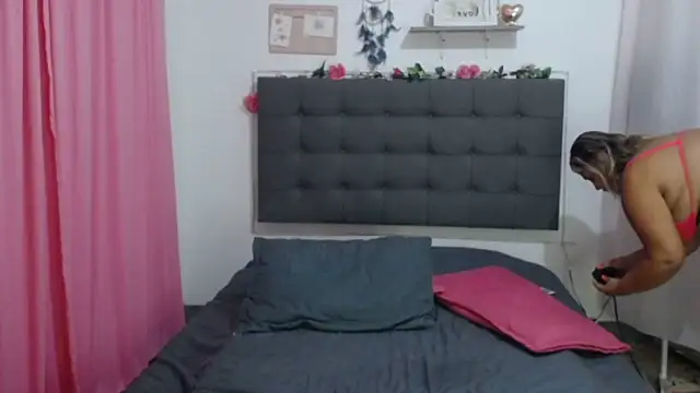 Snapshot of LenaDIaz chatting on 10.11.25 LenaDIaz online show from 10.11.25