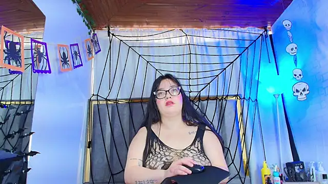 Snapshot of Zoe_Curvy chatting on 10.25.25 Zoe Curvy online show from 10.25.25