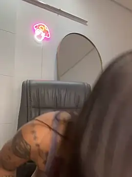 Snapshot of Nikatsu chatting on 02.19.25 Nikatsu online show from 02.19.25