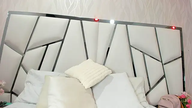 Snapshot of _aurora18_ chatting on 10.16.25 aurora18 online show from 10.16.25