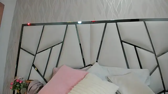 Snapshot of _aurora18_ chatting on 10.22.25 aurora18 online show from 10.22.25