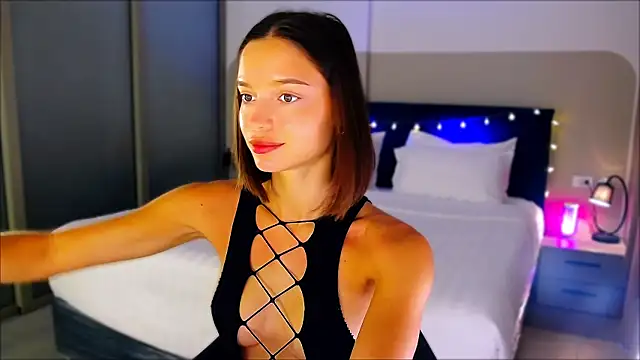 Snapshot of wow_Mia chatting on 12.15.24 wow Mia online show from 12.15.24