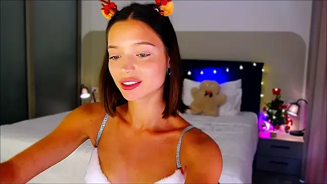 Snapshot of wow_Mia chatting on 12.21.24 wow Mia online show from 12.21.24