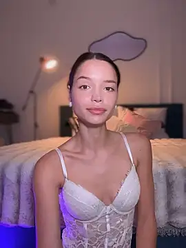 Snapshot of wow_Mia chatting on 10.28.25 wow Mia online show from 10.28.25