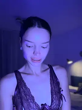 Snapshot of wow_Mia chatting on 11.11.25 wow Mia online show from 11.11.25