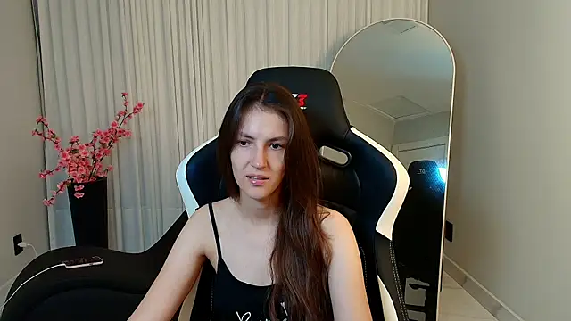 Snapshot of upssnowy chatting on 10.17.25 upssnowy online show from 10.17.25