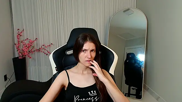 Snapshot of upssnowy chatting on 10.27.25 upssnowy online show from 10.27.25