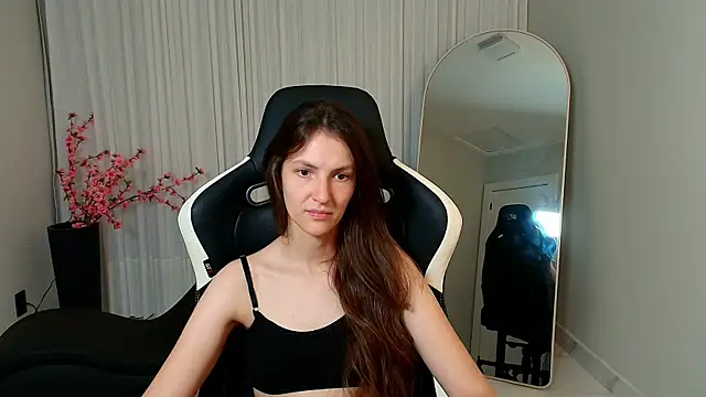 Snapshot of upssnowy chatting on 10.28.25 upssnowy online show from 10.28.25