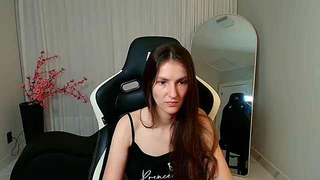 Snapshot of upssnowy chatting on 10.31.25 upssnowy online show from 10.31.25