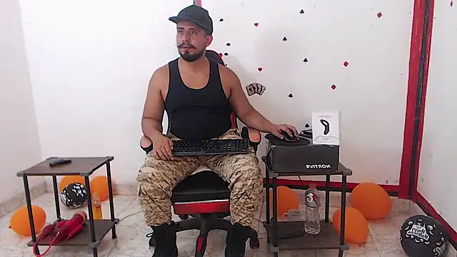 Snapshot of KalethBigDick chatting on 11.04.25 KalethBigDick online show from 11.04.25