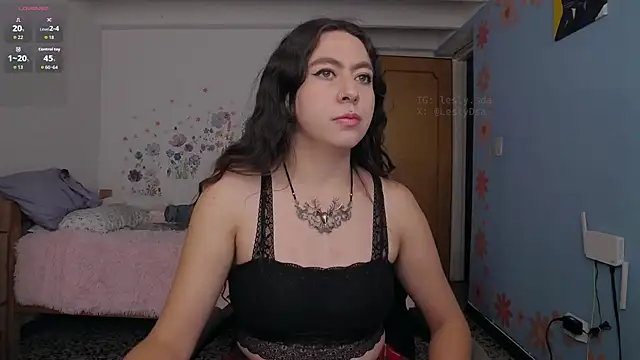 Snapshot of leslyyu chatting on 09.15.25 leslyyu online show from 09.15.25