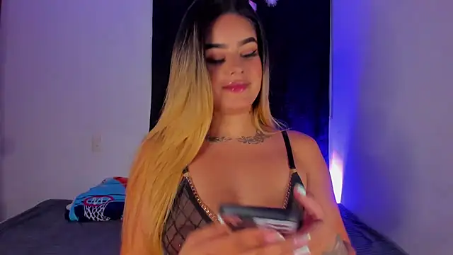 Snapshot of AmyStevenss chatting on 10.21.25 AmyStevenss online show from 10.21.25