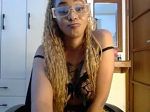 Snapshot of queencydoll chatting on 06.03.26 queencydoll online show from 06.03.26