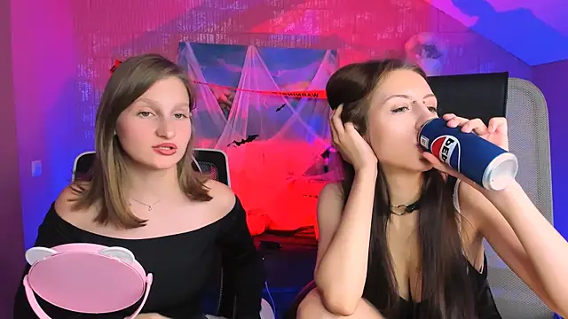 Snapshot of EllaHorton chatting on 10.26.25 EllaHorton online show from 10.26.25