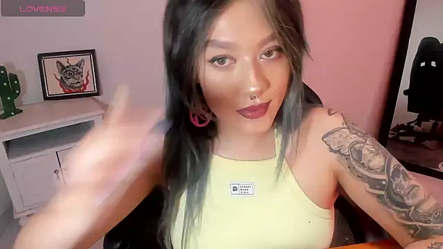 Snapshot of kat_apple chatting on 10.24.25 kat apple online show from 10.24.25