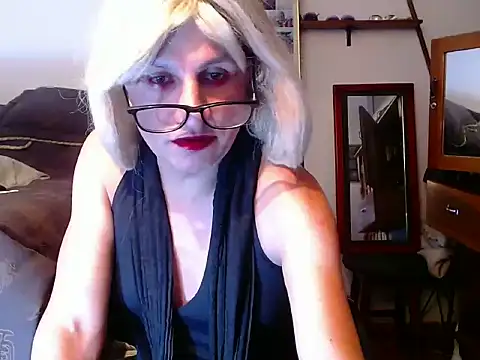 Snapshot of LorenJade chatting on 06.18.26 LorenJade online show from 06.18.26