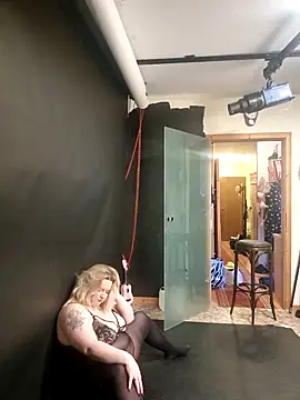 Curvy Lucy online show from 01.02.25