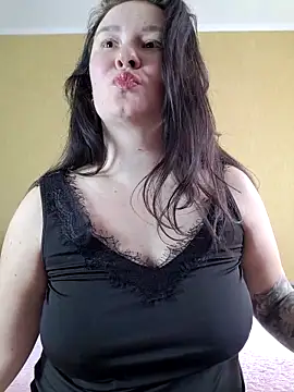 Snapshot of AlexaLexie chatting on 09.26.25 AlexaLexie online show from 09.26.25