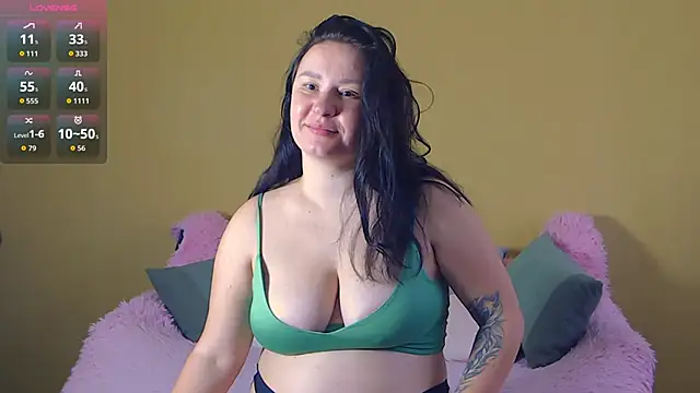 Snapshot of AlexaLexie chatting on 10.25.25 AlexaLexie online show from 10.25.25