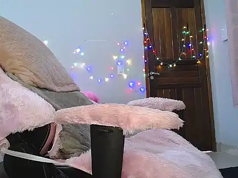 Snapshot of Irresistible24 chatting on 03.19.25 Irresistible24 online show from 03.19.25