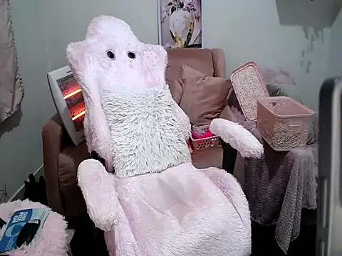 Snapshot of Irresistible24 chatting on 09.16.25 Irresistible24 online show from 09.16.25