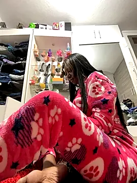 Snapshot of SUUKAM chatting on 10.04.25 SUUKAM online show from 10.04.25