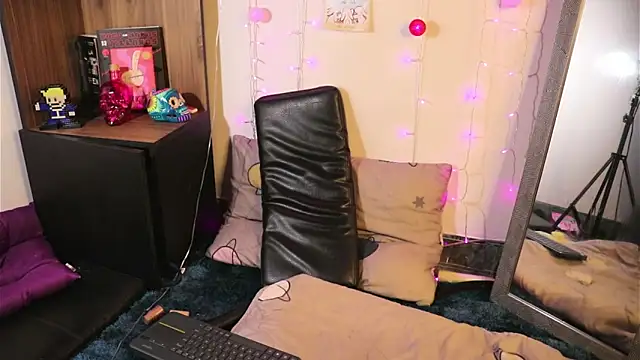 Snapshot of _lucy_white_ chatting on 01.22.25  lucy white  online show from 01.22.25