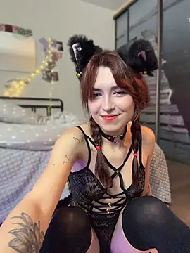 Snapshot of Evangeline_Lawrence_ chatting on 05.11.26 Evangeline Lawrence online show from 05.11.26