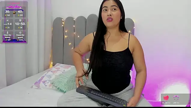 Snapshot of andrea_osorio_ chatting on 10.22.25 andrea osorio online show from 10.22.25