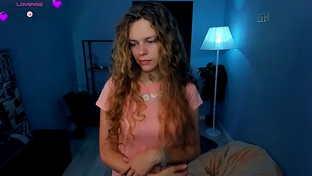 Snapshot of RayaNenlia chatting on 09.30.25 RayaNenlia online show from 09.30.25