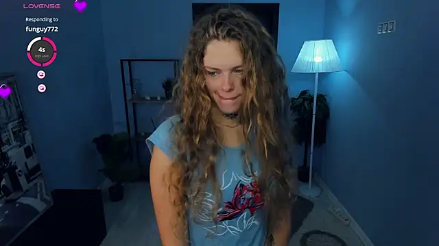 Snapshot of RayaNenlia chatting on 10.12.25 RayaNenlia online show from 10.12.25