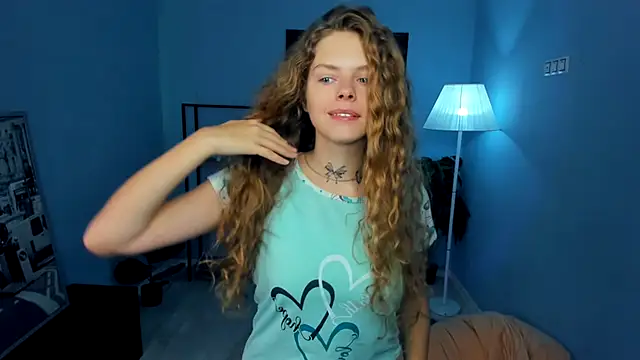 Snapshot of RayaNenlia chatting on 10.19.25 RayaNenlia online show from 10.19.25