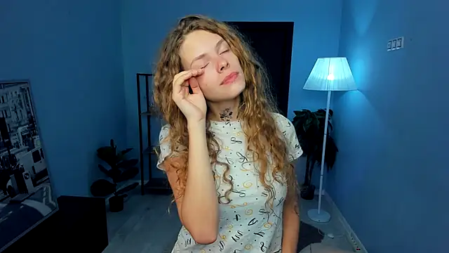 Snapshot of RayaNenlia chatting on 10.22.25 RayaNenlia online show from 10.22.25