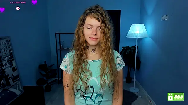 Snapshot of RayaNenlia chatting on 11.06.25 RayaNenlia online show from 11.06.25