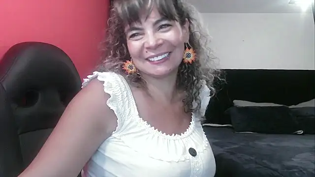 Snapshot of charlotedoll chatting on 10.14.25 charlotedoll online show from 10.14.25