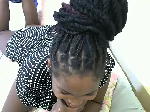 Snapshot of queen-sasha chatting on 03.19.25 queen-sasha online show from 03.19.25