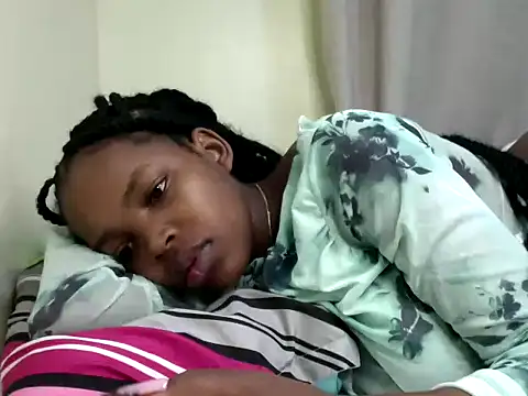 Snapshot of queen-sasha chatting on 10.16.25 queen-sasha online show from 10.16.25