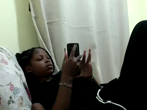 Snapshot of queen-sasha chatting on 10.22.25 queen-sasha online show from 10.22.25