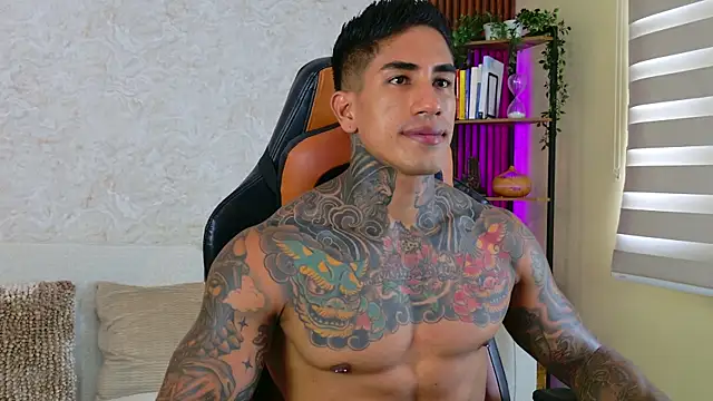 Snapshot of AdanReilly chatting on 10.04.25 AdanReilly online show from 10.04.25