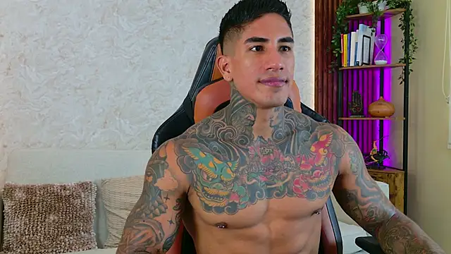 Snapshot of AdanReilly chatting on 11.12.25 AdanReilly online show from 11.12.25