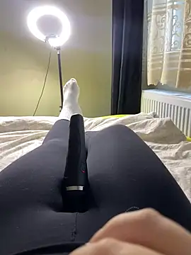 Snapshot of Ceyceys chatting on 12.19.24 Ceyceys online show from 12.19.24