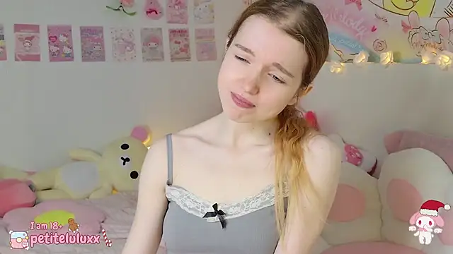 Snapshot of petiteluluxx chatting on 12.21.24 petiteluluxx online show from 12.21.24
