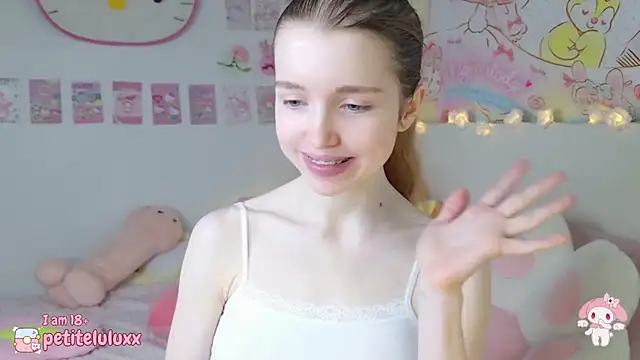 Snapshot of petiteluluxx chatting on 01.25.25 petiteluluxx online show from 01.25.25