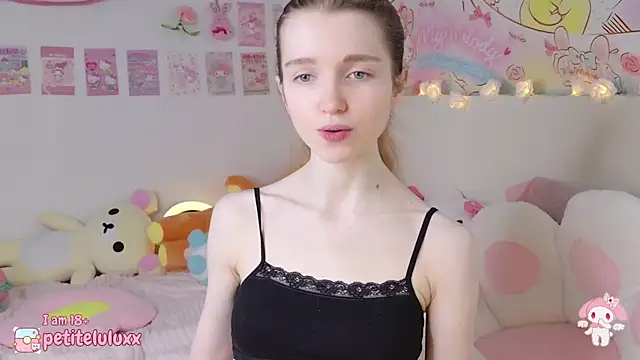 Snapshot of petiteluluxx chatting on 02.06.25 petiteluluxx online show from 02.06.25
