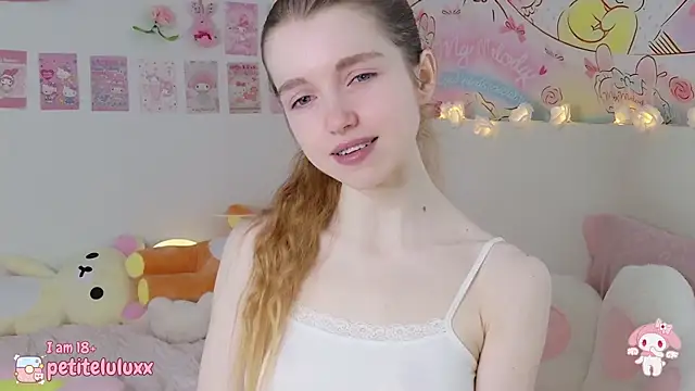 Snapshot of petiteluluxx chatting on 02.18.25 petiteluluxx online show from 02.18.25
