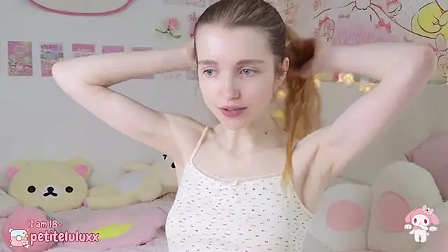 Snapshot of petiteluluxx chatting on 02.26.25 petiteluluxx online show from 02.26.25