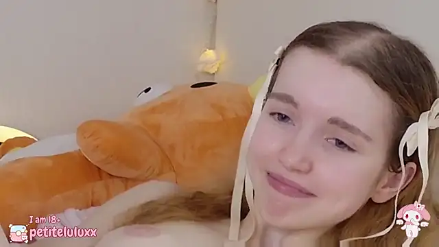 Snapshot of petiteluluxx chatting on 03.04.25 petiteluluxx online show from 03.04.25